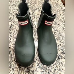 New men’s Hunter Chelsea boot in dark olive sz 10. New without box
